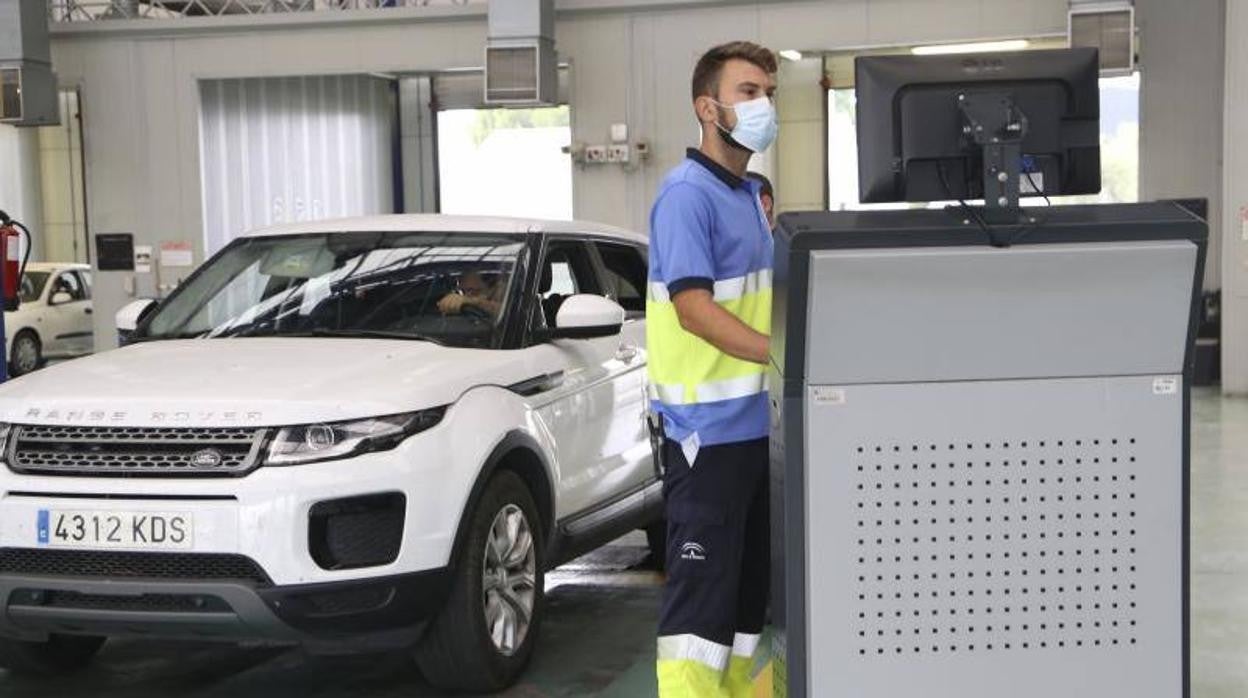 Vehículo pasando la inspección en una estación ITV