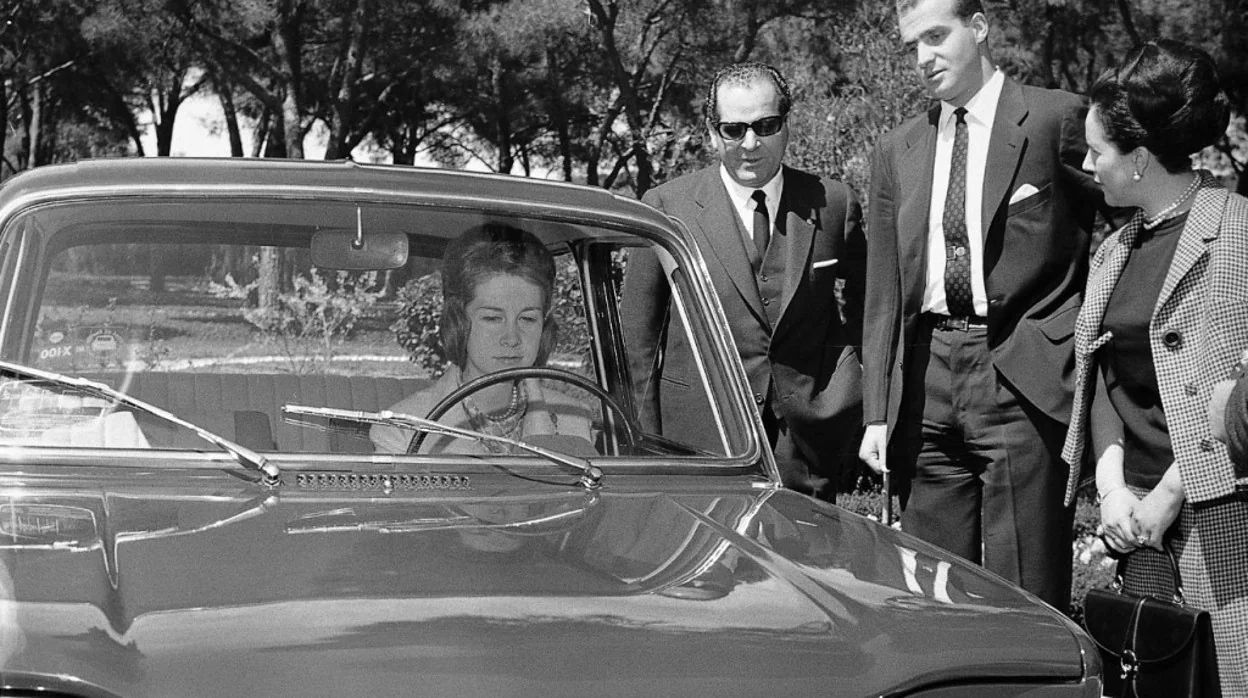 El empresario posa con la Familia Real junto a un vehículo Simca