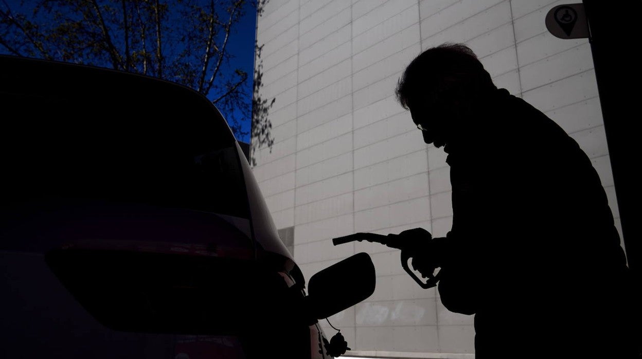 Los gasolineros reclaman que también se rebaje el IVA de los carburantes como se ha hecho con la luz