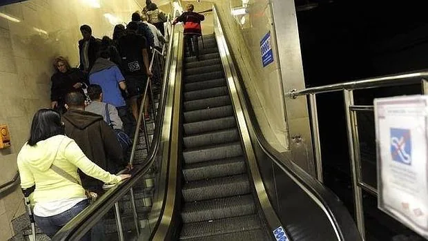 Viajeros de Metro Madrid subiendo por las escaleras en el intercambiador de Avenida de América