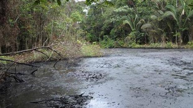 Vertido de petróleo en un río de Perú