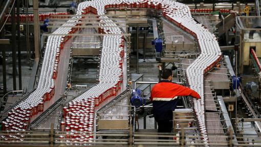 Un trabajador de la fabrica de Mahou en Alovera (Gudalajara)