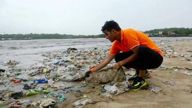 Afroz Shah ha organizado el movimiento Clean Up Versova