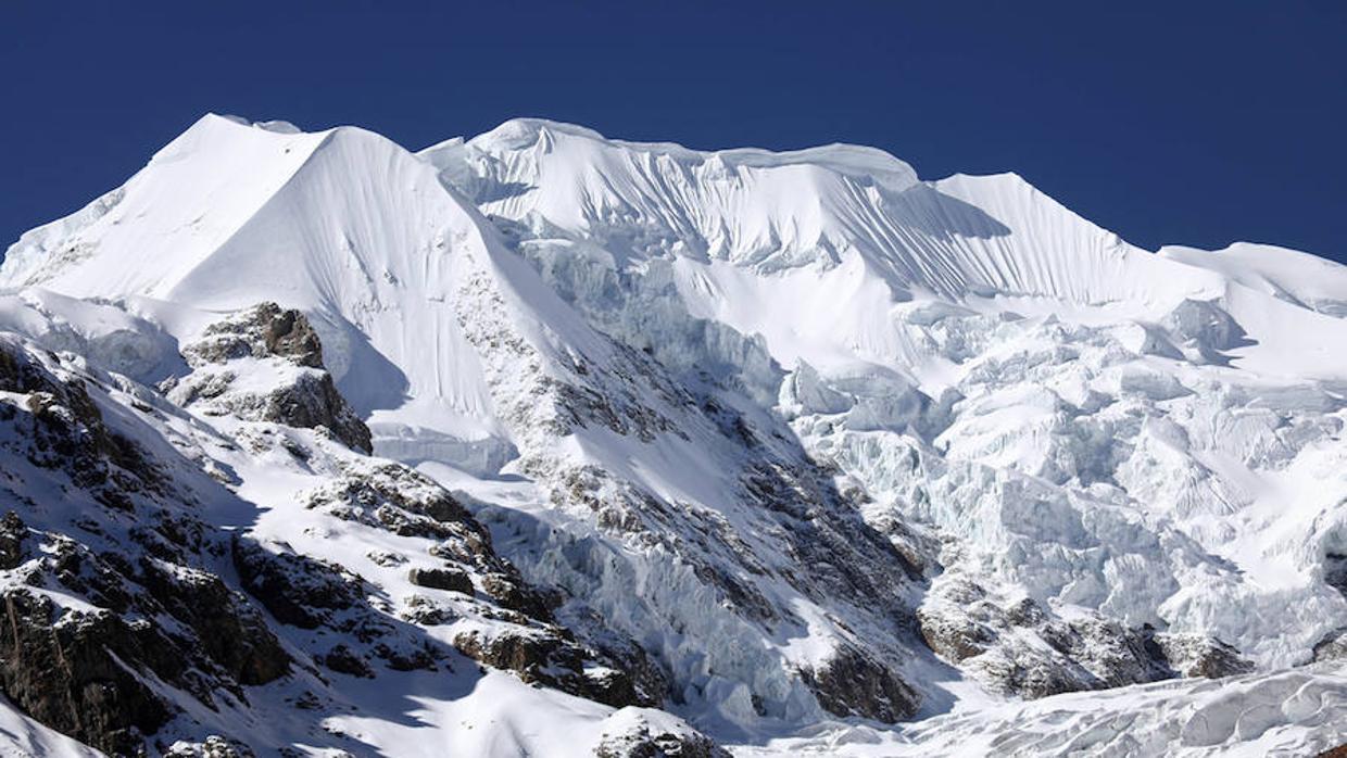 Monte nevado Illimani cerca a La Paz (Bolivia).