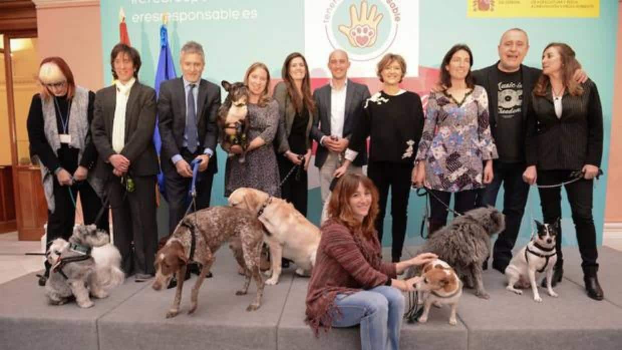 Personas y perros que han intervenido en la presentación de la Guía para la tenencia responsable de animales de compañía del Ministerio de Medio Ambiente