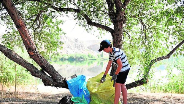 Los residuos plásticos presentes en la naturaleza liberan metano y etileno cuando se exponen al sol