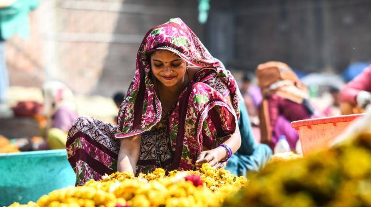 Una colorida y fragante solución para evitar la contaminación del río Ganges