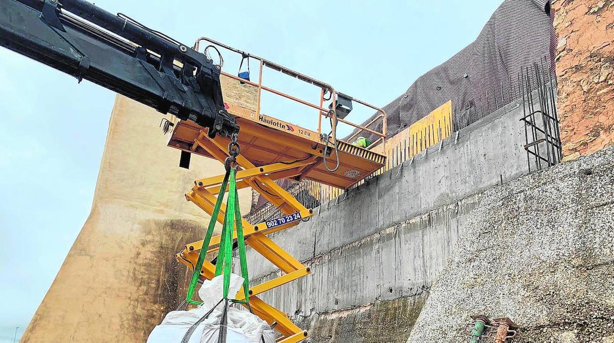 Granulado de neumáticos para restaurar el castillo de Utrera