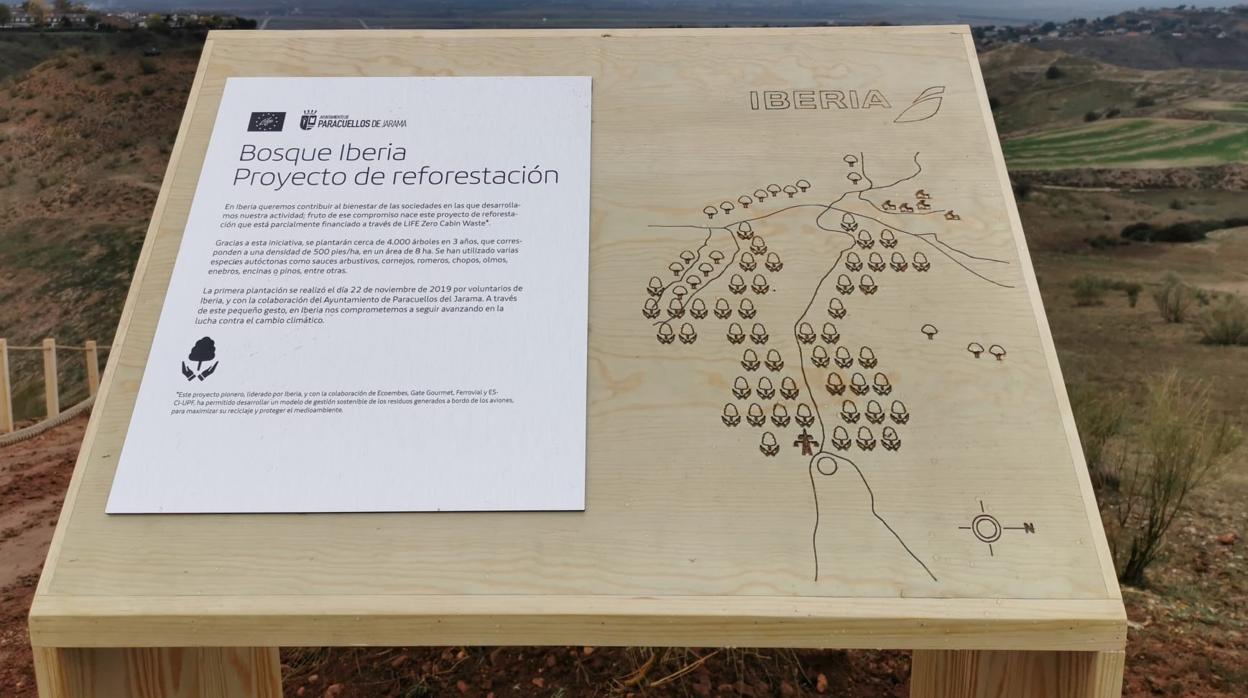 Panel con información sobre el proyecto de reforestación Bosque Iberia