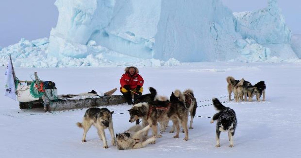 Manuel Calvo con sus perros en Groenlandia