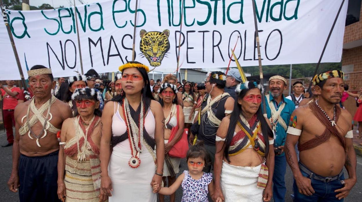 La joven indígena Nemonte, de la mano de su hija Daime, durante una protesta contras las grandes petroleras