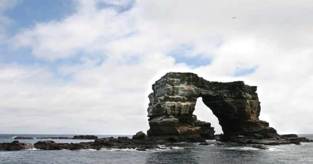 El Arco de Darwin en las islas Galápagos antes del derrumbe