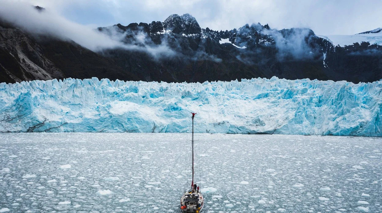 El glaciólogo Eñaut Izagirre subido al mástil del velero Kotik