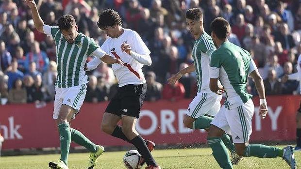 El Sevilla Atlético se impone en el derbi «chico» al Betis B con un gol del «pichichi» Carlos Fernández