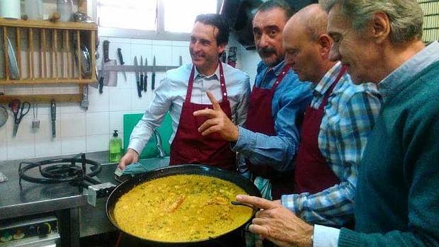 El almuerzo de hermandad Betis-Sevilla: Carlos Herrera «cocinó» el derbi junto a Mel y Emery