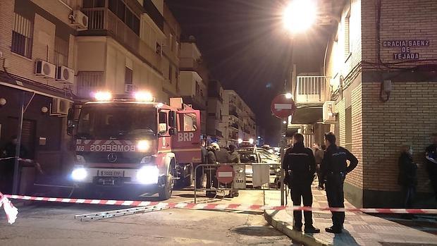 Desalojado un bloque de pisos en Alcalá de Guadaira por un incendio