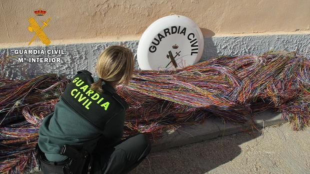 Una agente junto a la mercancía robada