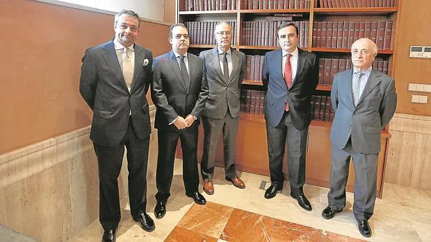 Luis Felipe García Pinto (BBVA), Antonio Gil Ramírez (Metrovacesa), Fernando Ruiz-Cabello (Monthisa), Francisco Pumar (Insur) y José María Gea (Marina El Rompido), en la Casa de ABC