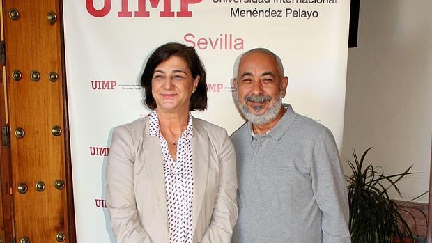 Encarna Aguilar, directora de la UIMP Sevilla, y Leonardo Padura