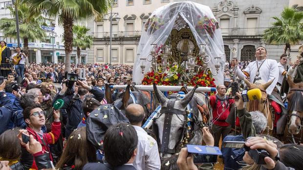 El Simpecado de la hermandad de Emigrantes del Rocío de Huelva, tras su salida