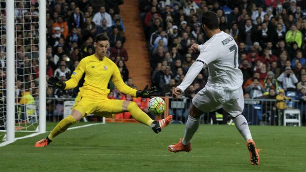 Sergio Rico: «Ofertas hay, y es un halago, pero soy sevillista y no pienso en nada más»