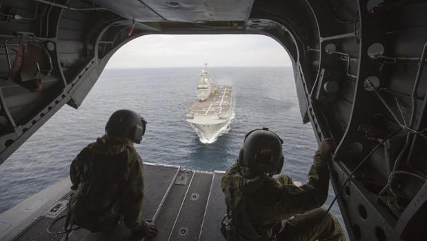 Maniobras de un helicóptero Chinook con el buque Dixmude, en abril de 2016