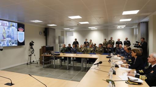 La ministra Cospedal atiende la videoconferencia con las misiones en el exterior