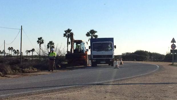 Comienzan las obras para mejorar los accesos de la playa de Camposoto