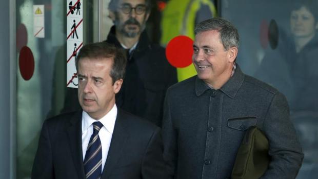 Jordi Pujol Ferrusola (d) acompañado de su abogado, Javier Carrillo (i), a la salida de los juzgados de Barcelona
