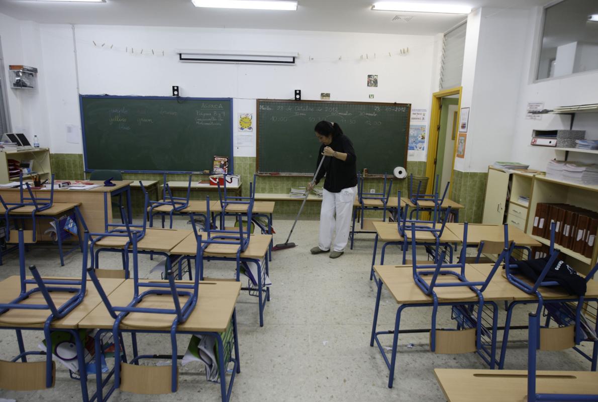 La limpieza de más de una veintena de colegios de Cádiz están en juego