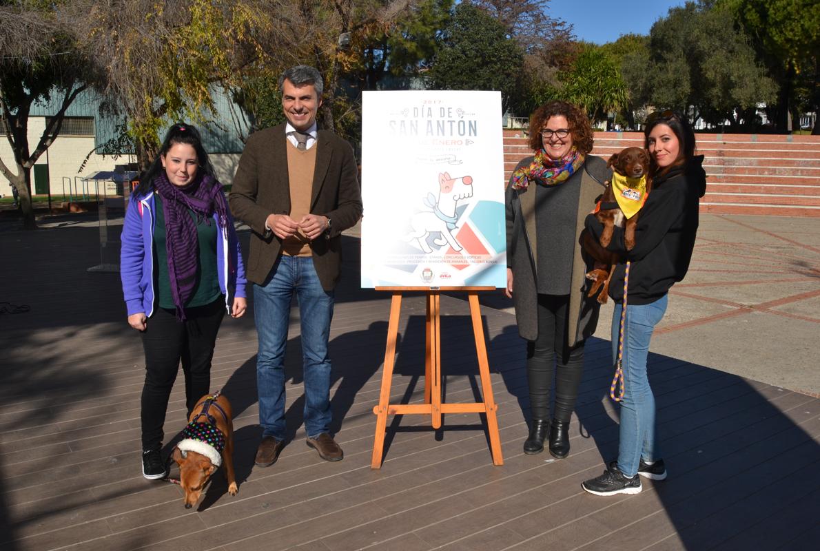 El concejal con las organizaciones colaboradores presentando las actividades del día de San Antón