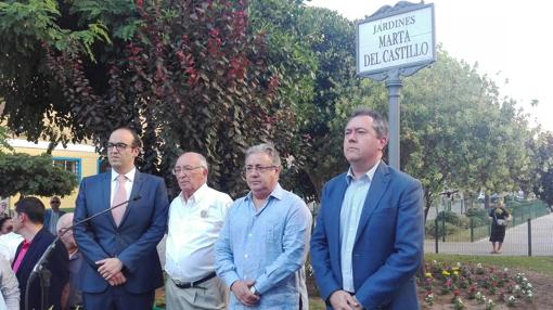 Juan Ignacio Zoido, Juan Espadas y el abuelo de Marta del Castillo en la inauguración