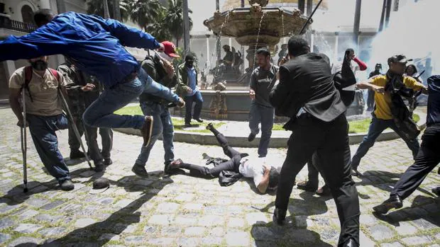 El diputado Armando Armas, golpeado en el suelo durante el asalto de los matones chavistas a la Asamblea