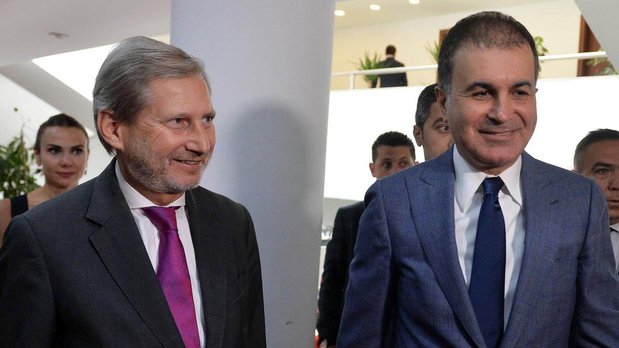 El comisario europeo para la política de vecindad, Johannes Hahn y el ministro de Turquía para la Unión Europea, Omer Celik, durante las negociaciones.