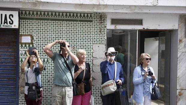 Los cruceristas son uno de los grupos de turistas que exprimen su visita a Cádiz para tratar de conocerla en apenas unas horas