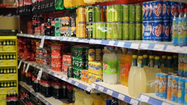 Bebidas azucaradas en la estantería de un supermercado