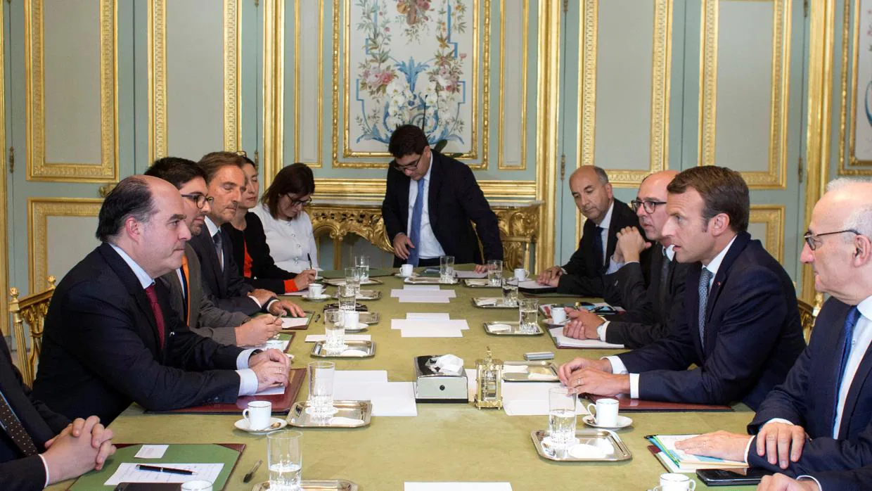 La comitiva opositora durante una reunión con Macron en el palacio del Elíseo