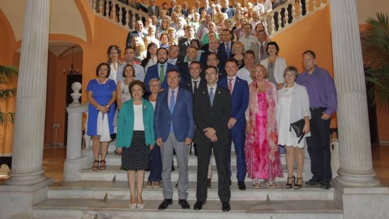 Foto de familia tras el acto de hermanamiento celebrado este viernes en el Ayuntamiento