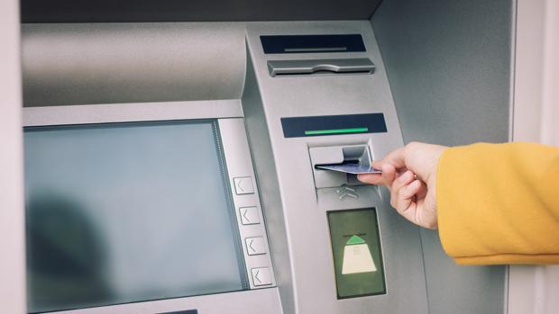 Roban una tarjeta bancaria para sacar 1.020 euros y realizar apuestas online en Fuentes de Andalucía