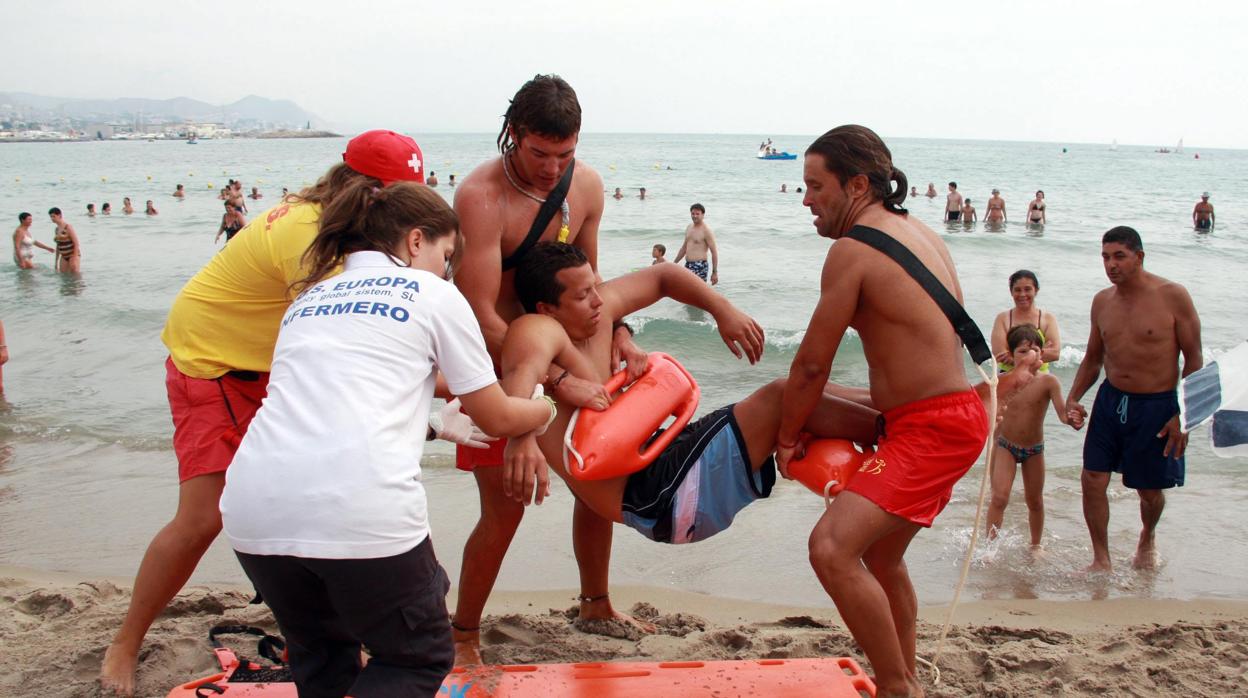 Imagen de archivo de socorristas efectuando un rescate