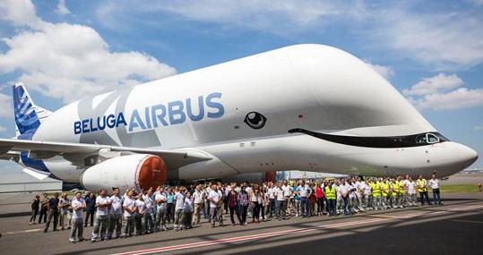 El nuevo Airbus con los trabajadores de la compañía en Toulouse