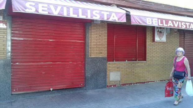 Cuatro encapuchados atracan de madrugada la peña sevillista del barrio sevillano de Bellavista