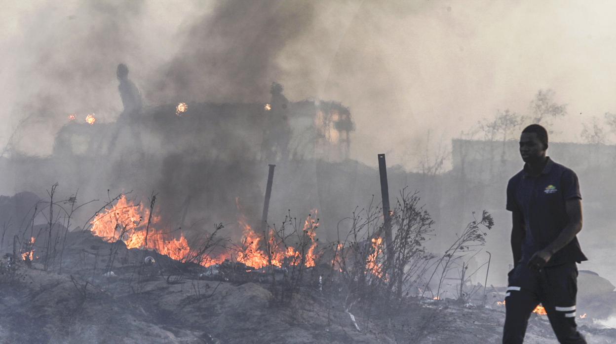 Imagen de la destrucción causada por el incendio que ha arrasado con 80 chabolas en Lepe