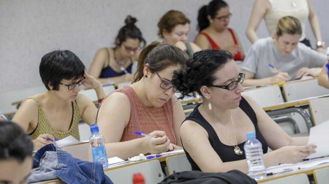 Varias opositoras durante un examen