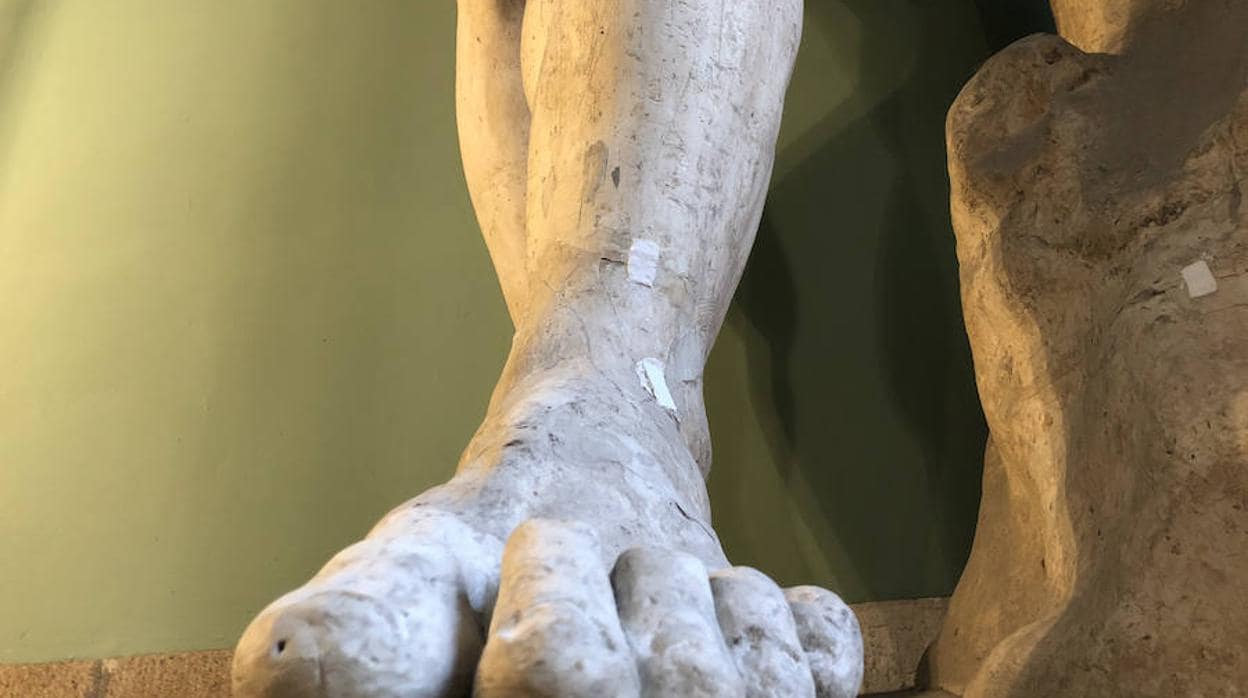 Imagen de los tobillos del Hércules Farnese en la Real Academia de Bellas Artes, en los que han aparecido grietas causadas por las obras de la Puerta del Sol