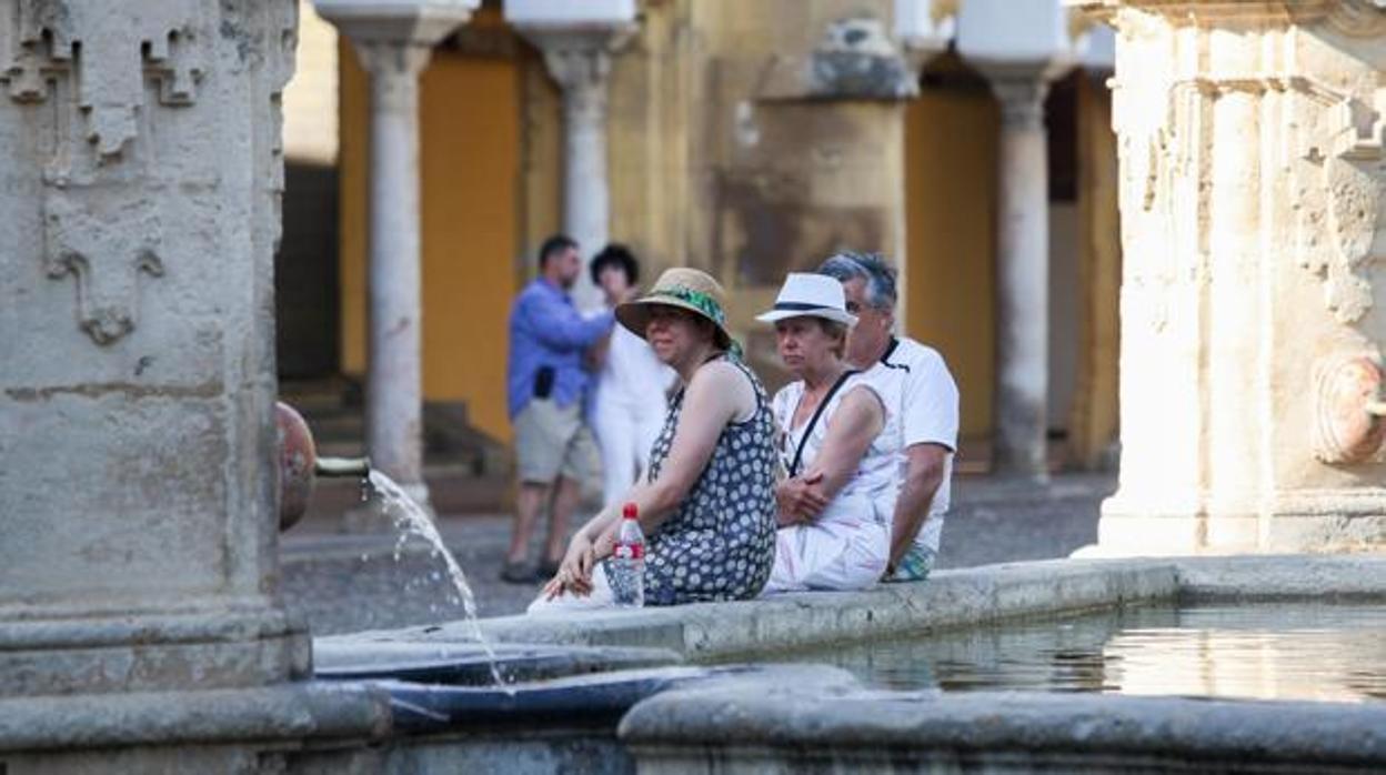 Unos turistas en el Patio de los Naranjos de la Mezquita-Catedral de Córdoba