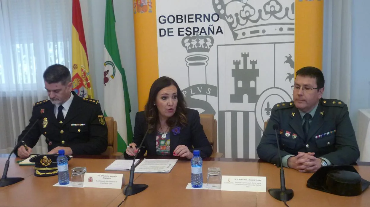 Catalina Madueño, subdelegada del Gobierno en Jaén, flanqueada por Francisco José Lozano y Adriano Rubio