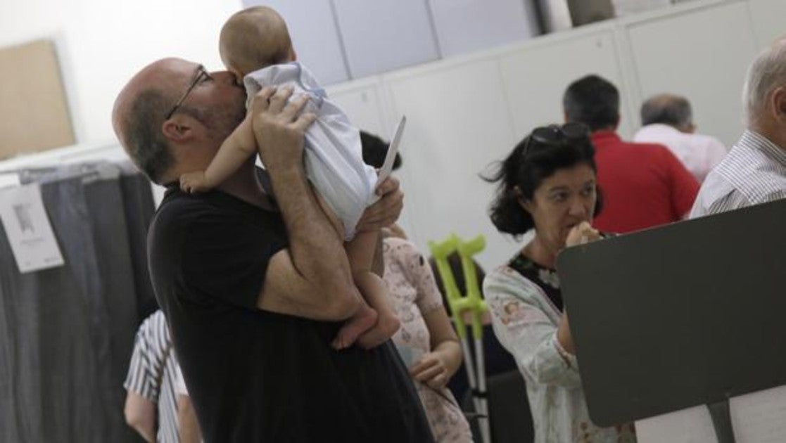 Ciudadanos votando en colegios electorales de Sevilla