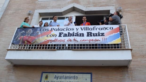 Fabián Ruiz es recibido como un héroe en Los Palacios y Villafranca