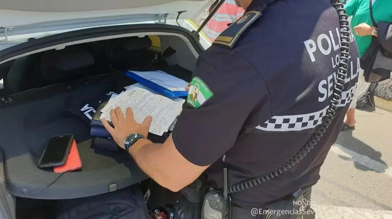 Un policía revisa la documentación del conductor
